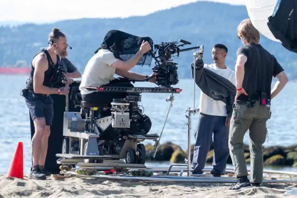 牛道配资 谷歌 Pixel 10 拍摄现场曝光，手机外观延续前代设计